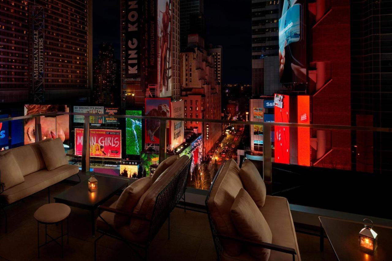 فندق ذا تايمز سكوير إيديشن نيو يورك المظهر الخارجي الصورة View from the rooftop bar