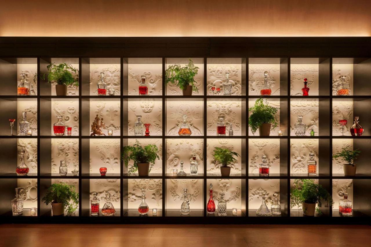 فندق ذا تايمز سكوير إيديشن نيو يورك المظهر الخارجي الصورة A display of the world's most famous spirits
